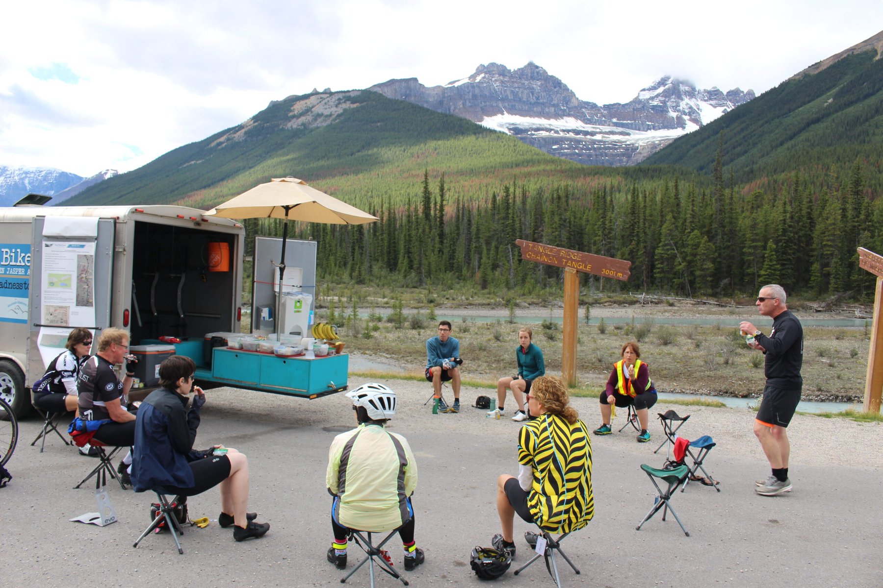 The support trailer turns into a mobile cafe